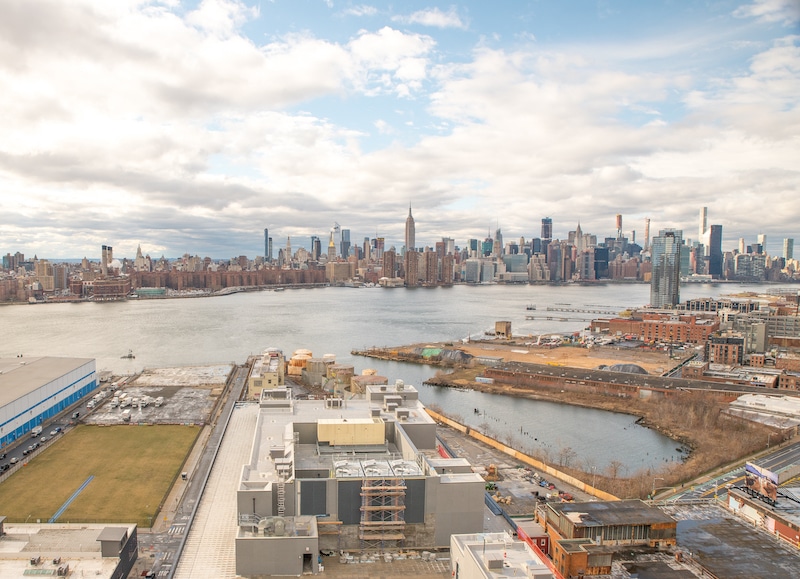 a romantic NYC skyline view from Westlight in Williamsburg, Brooklyn